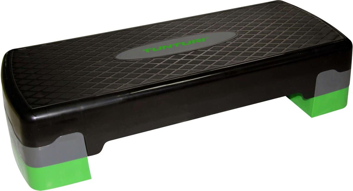 Zwarte fitness stepbank met groene accenten.