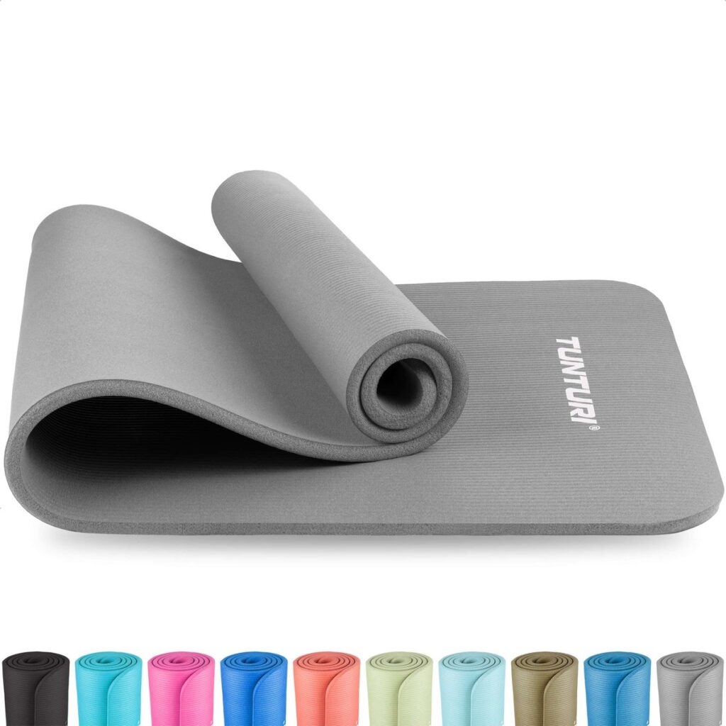 Verschillende kleuren yogamatten voor fitness en yoga.