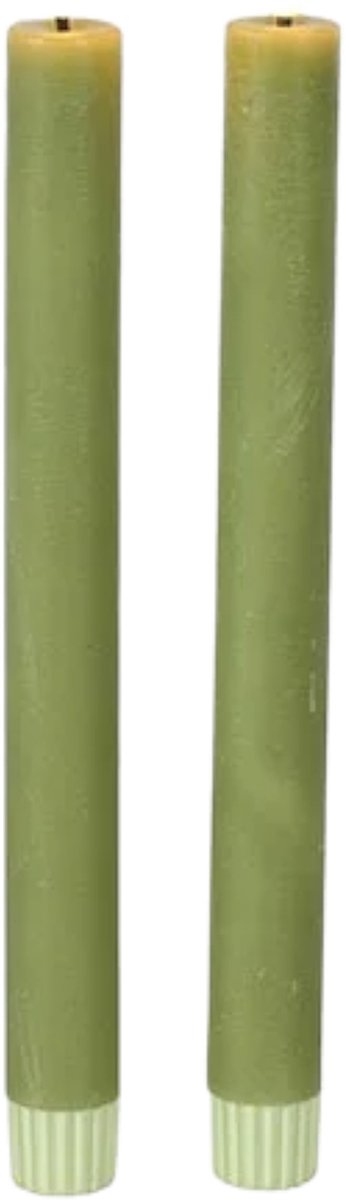 Twee groene kaarsen rechtopstaand