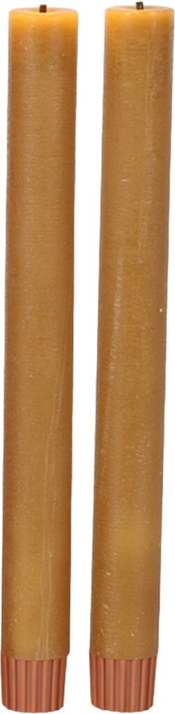 Twee honingkleurige kaarsen met ribbelbasis