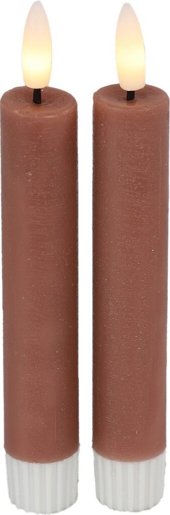 Twee bruine, brandende kaarsen