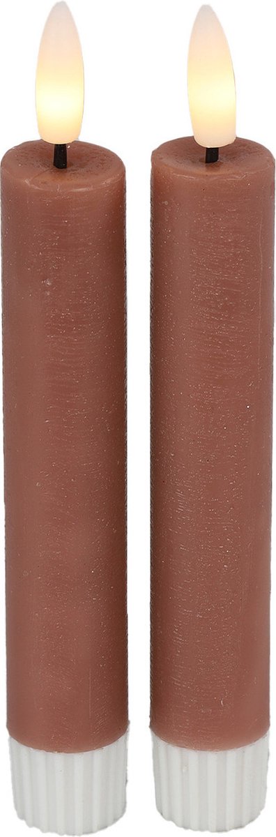 Twee bruine, brandende kaarsen