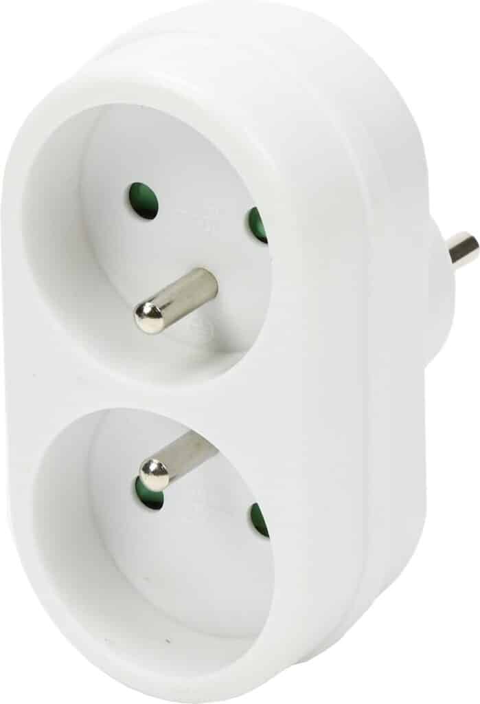 Witte dubbele stopcontactadapter voor meerdere stekkers.