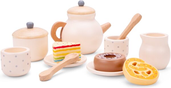 Houten kinderspeelgoed servies met taart en donuts.