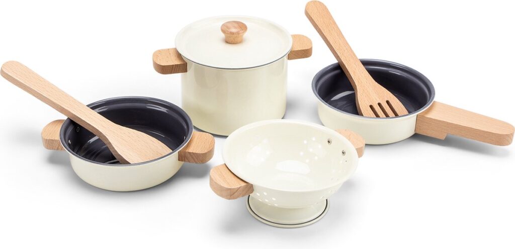 Speelgoed kookgerei set met houten accessoires.
