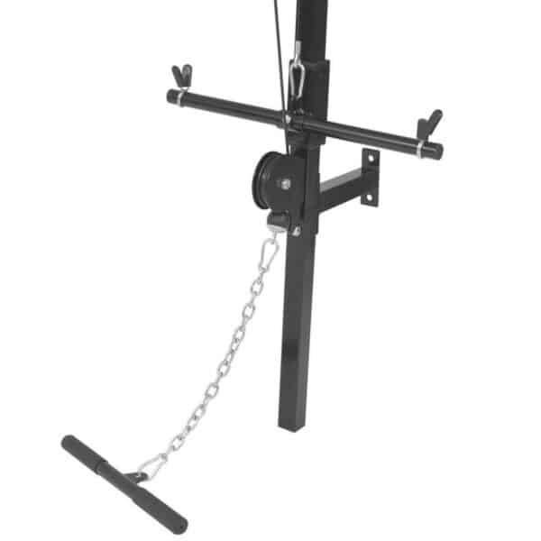 Wandgemonteerde pulley voor fitnessoefeningen.