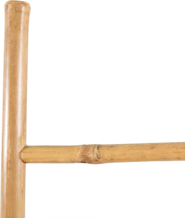 Houten ladderdetail met witte achtergrond