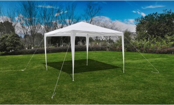 Witte partytent op grasveld onder blauwe lucht