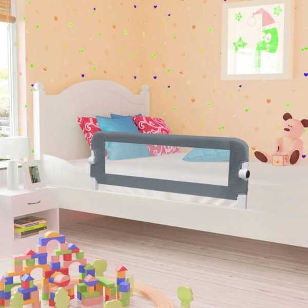 Kinderbed met veiligheidshekje en speelgoedkamer.