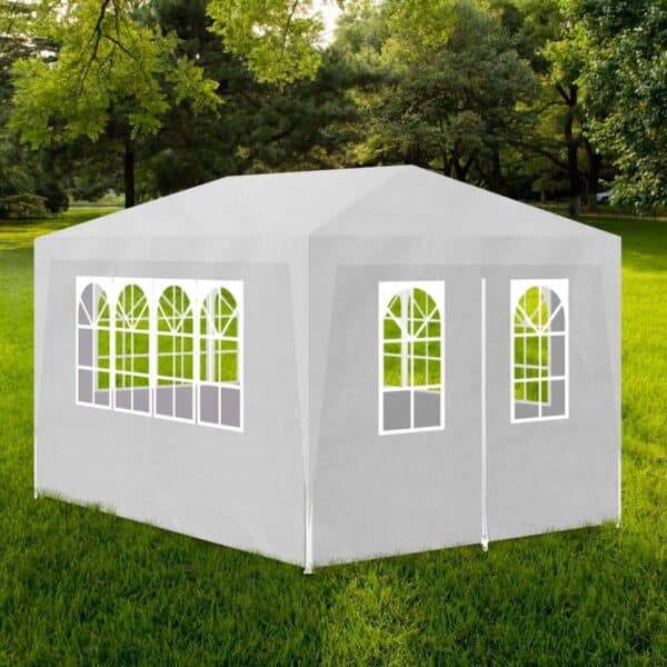 Wit partytent in groene tuin met bomen