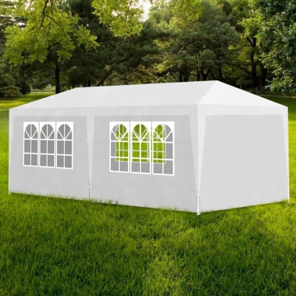 Witte partytent in groene tuin