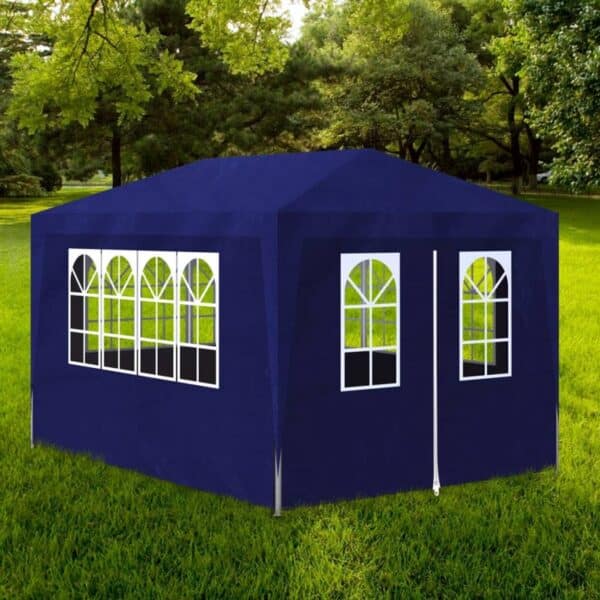 Blauwe partytent met zijramen in groene tuin.