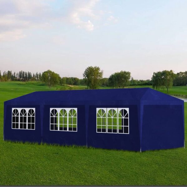 Blauwe partytent op groene grasveld