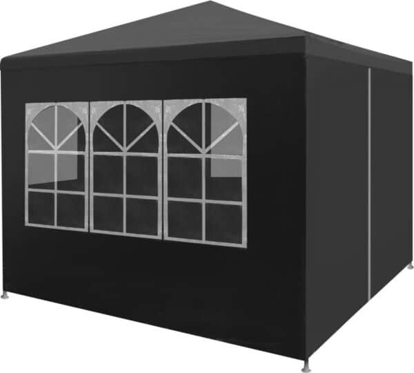 Zwarte partytent met raamdecoratie.