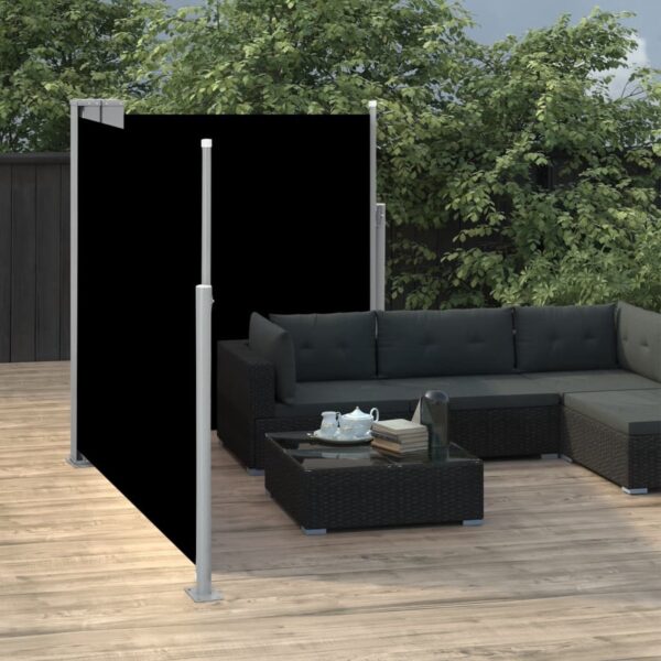 Tuinset met zwarte veranda en privacy scherm