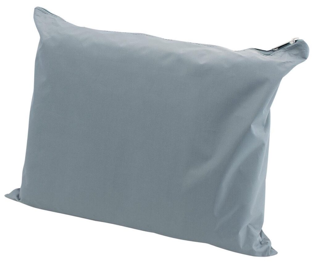 Grijs kussen met rits op witte achtergrond.
