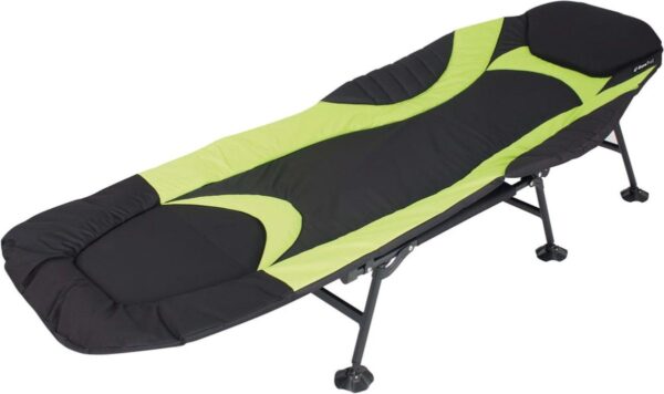 Comfortabele campingbed met groene en zwarte bekleding