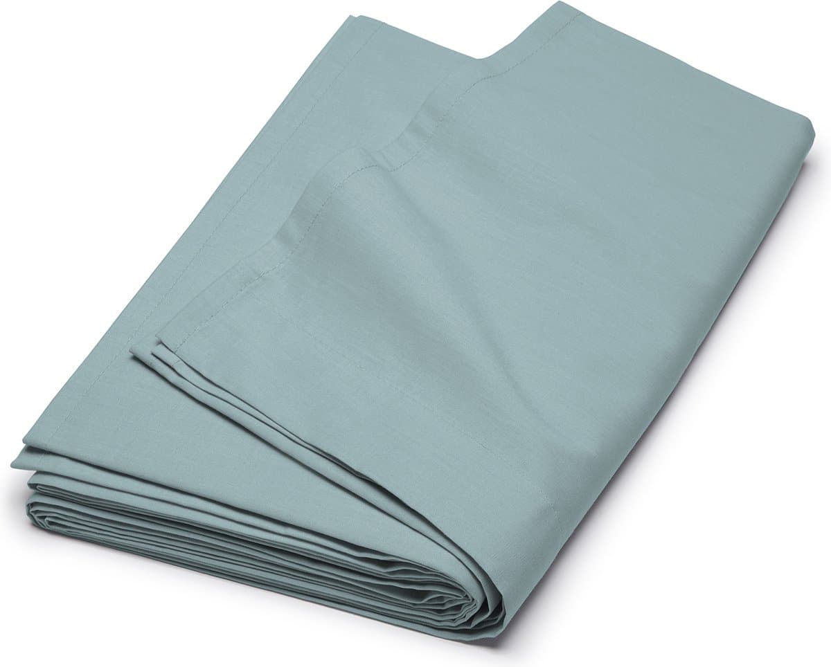 Opgevouwen lichtblauw laken op witte achtergrond.