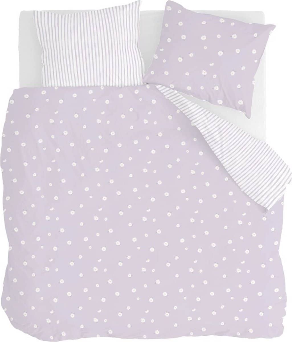 Paars dekbedovertrek met witte bloemenpatroon.