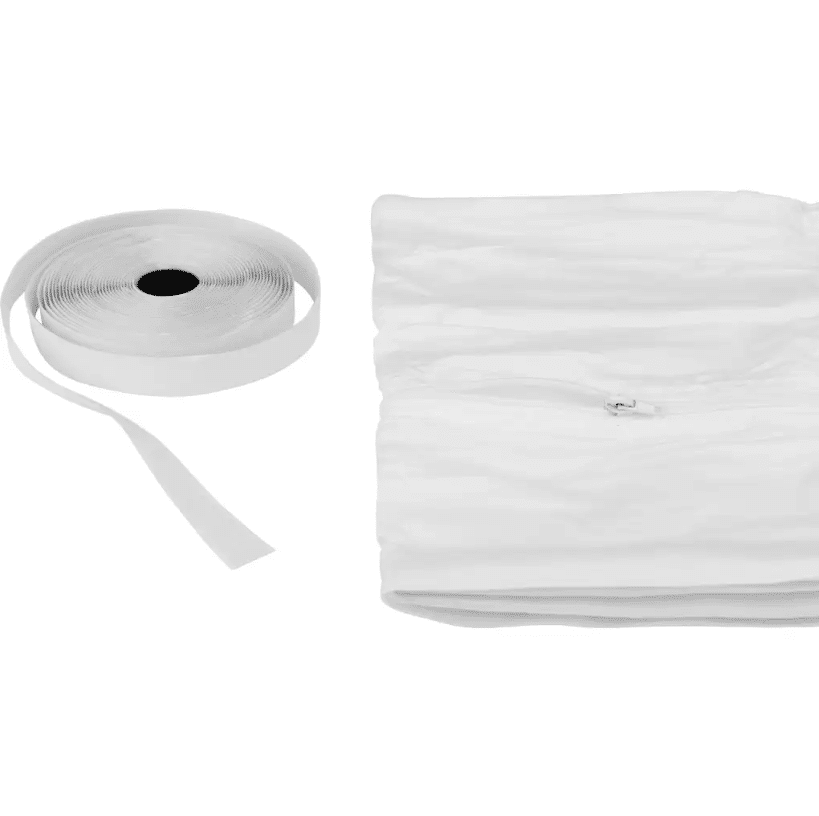 Wit klittenband en opvouwbare klamboe op tafel