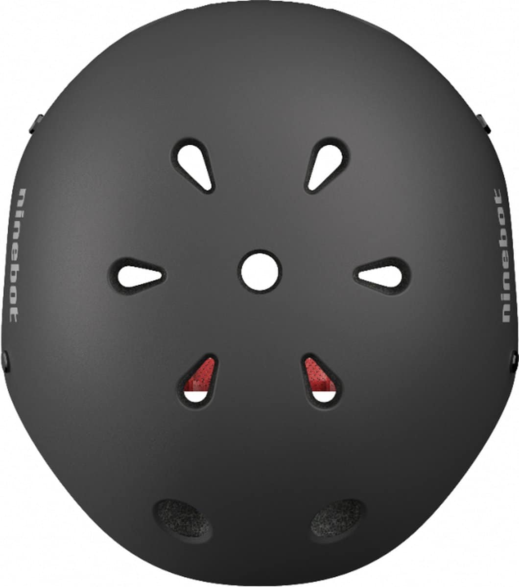 Zwarte skateboardhelm met ventilatieopeningen.