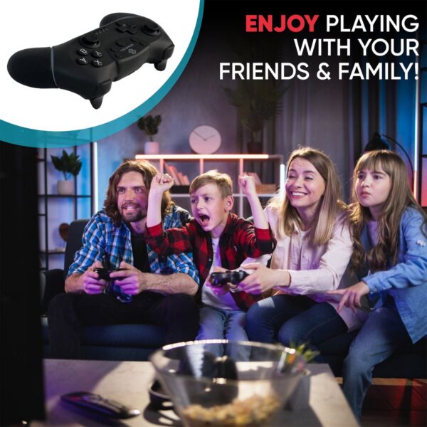 Gezin speelt samen videogames met controllers.