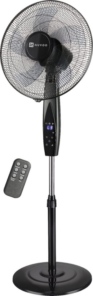 Zwarte staande ventilator met afstandsbediening