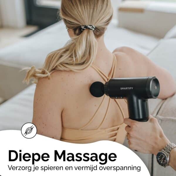 Massagepistool voor spierrecovering en ontspanning gebruiken.