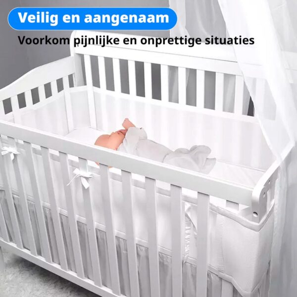 Baby in veilige witte wieg in slaapkamer.