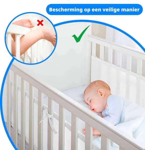 Veilig slapende baby in kinderbed met beschermrand.