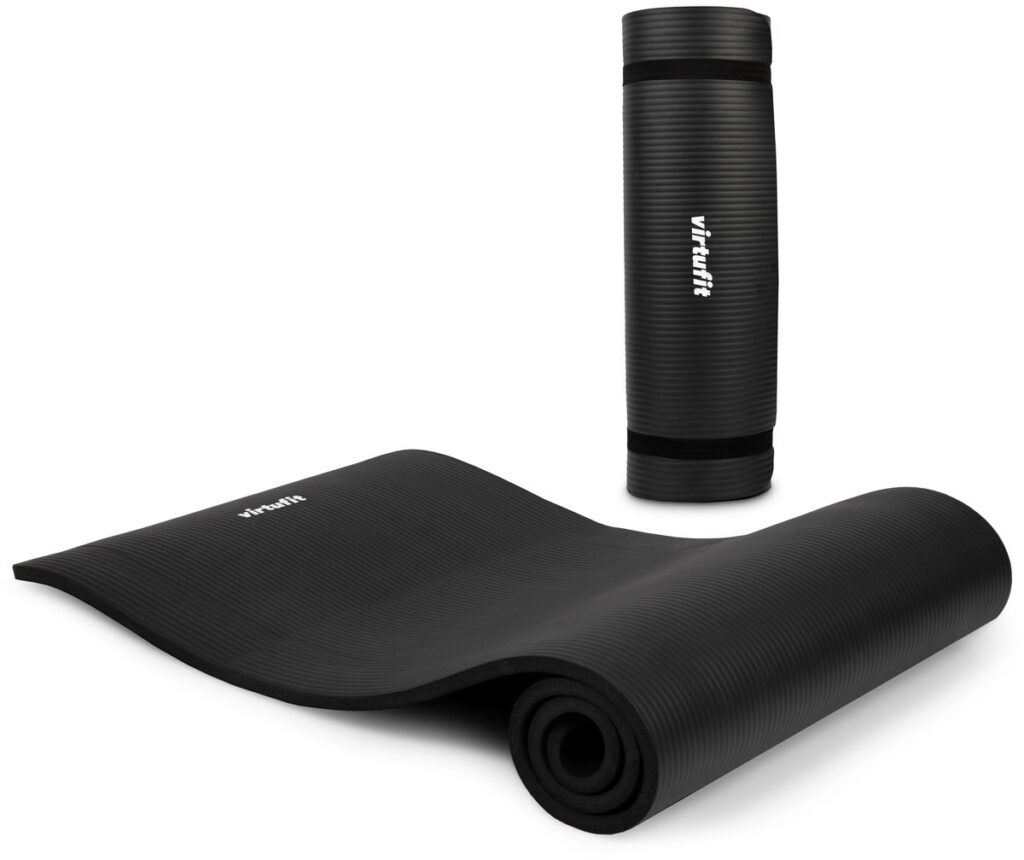 Tapis de yoga noir à rainures, partiellement enroulé