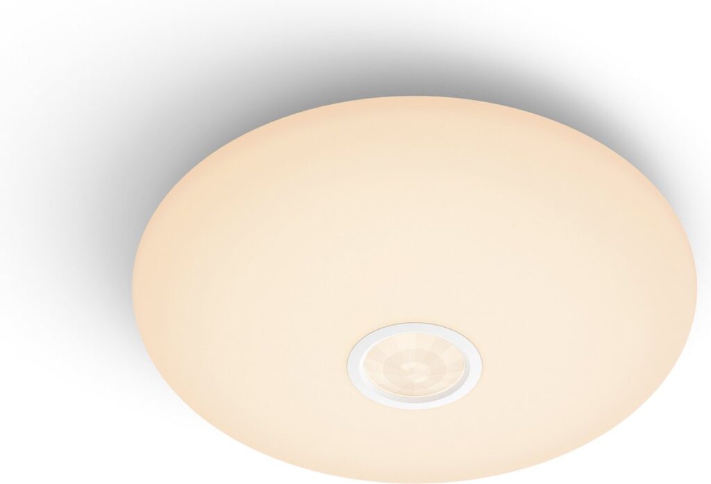 Ronde plafondlamp met sensor in het midden.