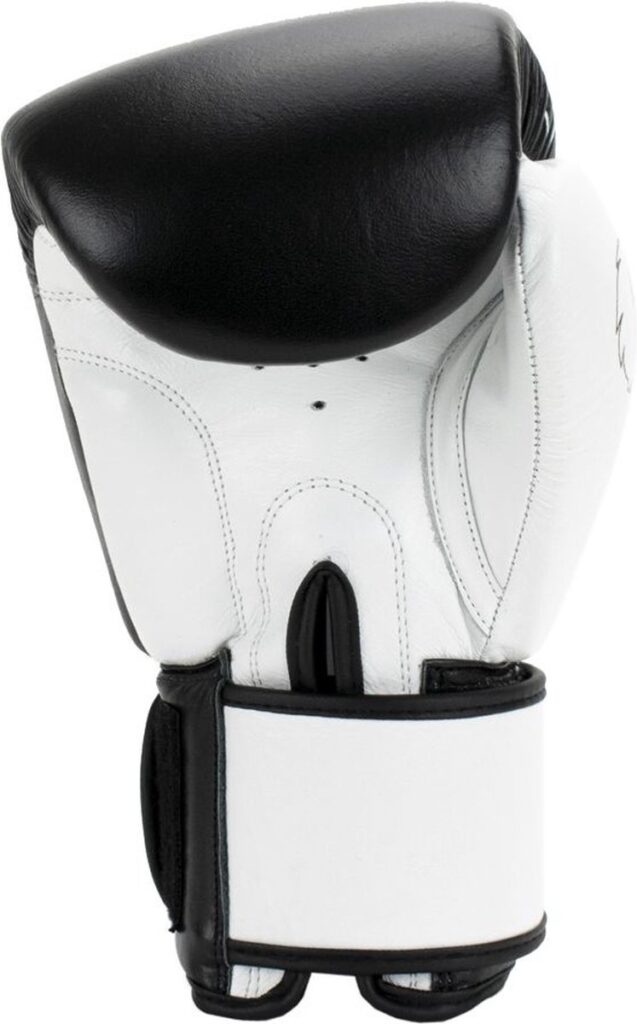 Witte en zwarte bokshandschoen.