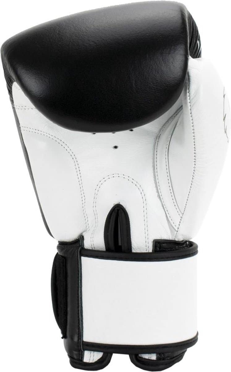 Witte en zwarte bokshandschoen.
