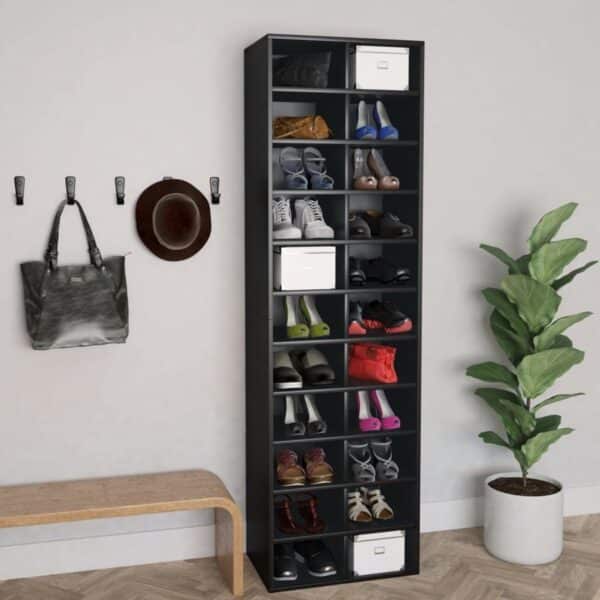 Schoenenkast met diverse schoenen en accessoires, bij plantenbak.