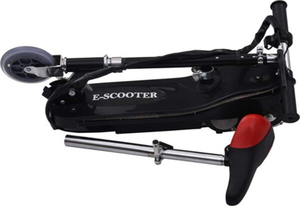 Opgevouwen zwarte e-scooter met rood zadel