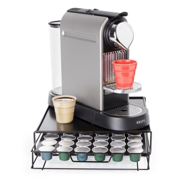 Koffiemachine met cups en twee mokken.