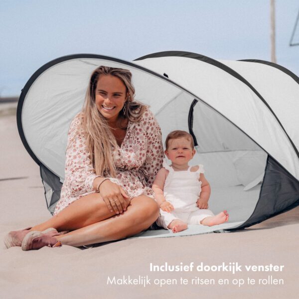 Moeder en baby in strandtent op het strand.