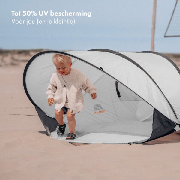 Kind speelt in strandtent met UV-bescherming.