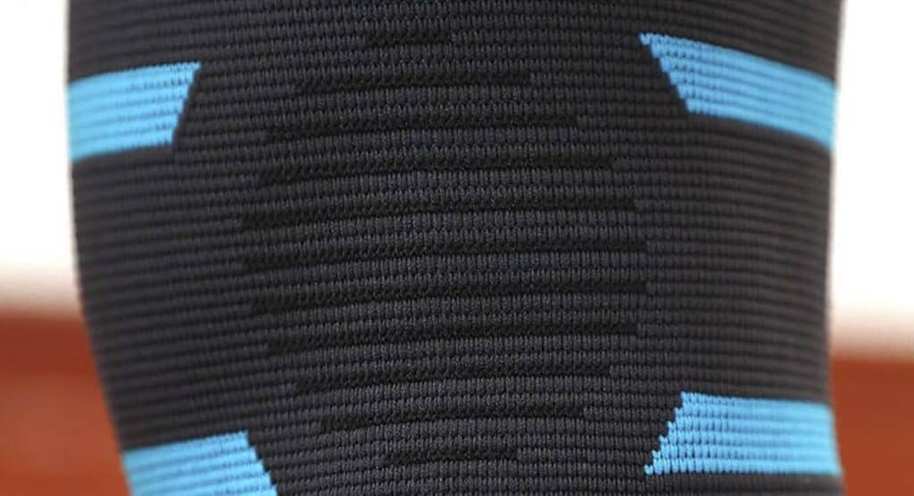 Gesloten donker gebreide stof met blauwe accenten