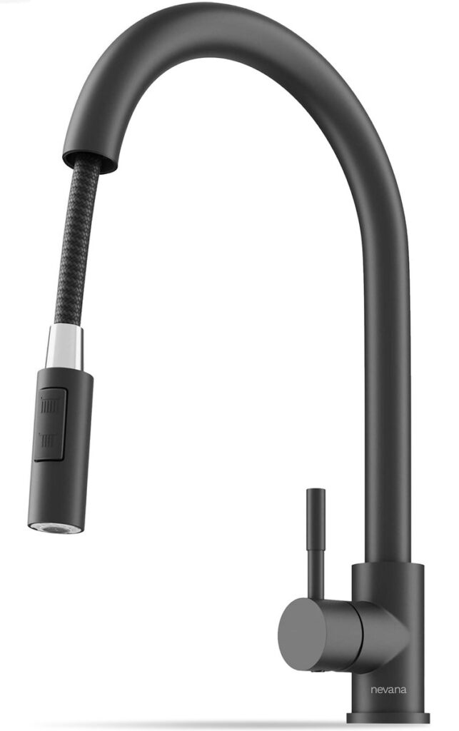 Moderne zwarte keukenkraan met uittrekbare sproeier