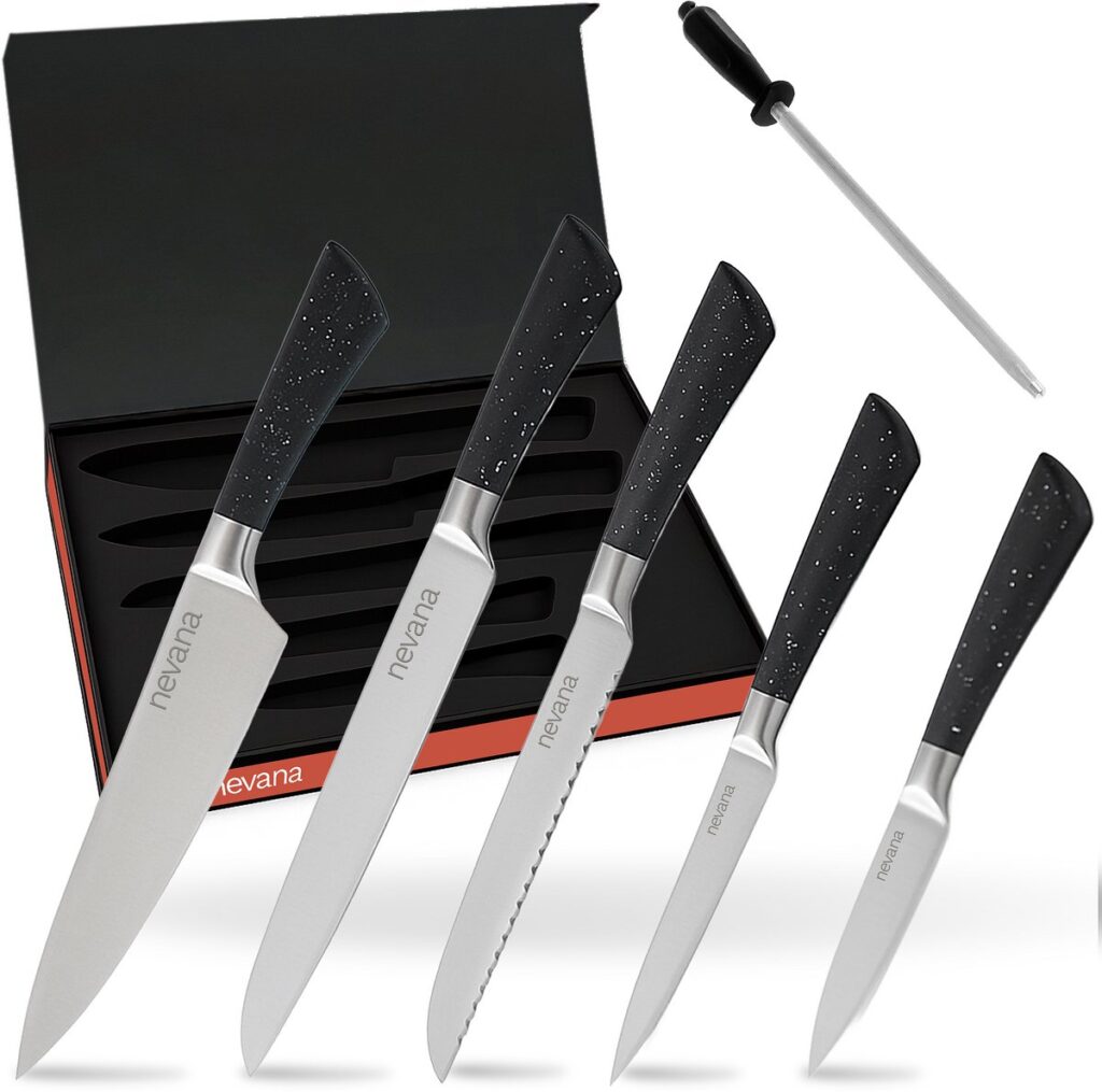 Zwart messenblok met verschillende keukenmessen en slijpstaaf.