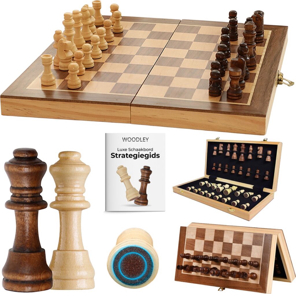 Houten schaakbord en stukken met gids