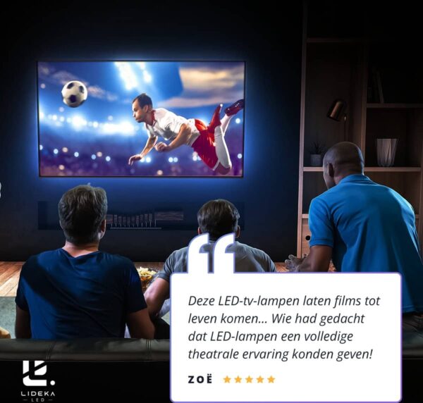 Mensen kijken voetbal op LED-tv in woonkamer.