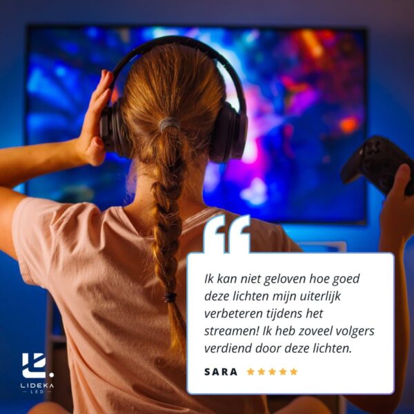 Streamer vrouw met koptelefoon en controller voor LED-scherm.