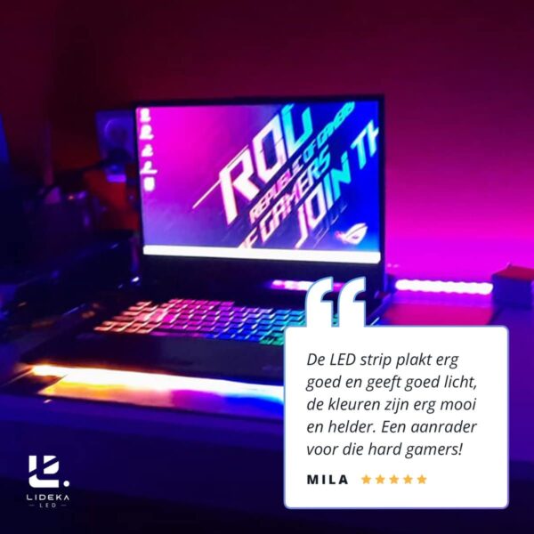 Laptop met RGB-verlichting en positieve gebruikerrecensie.