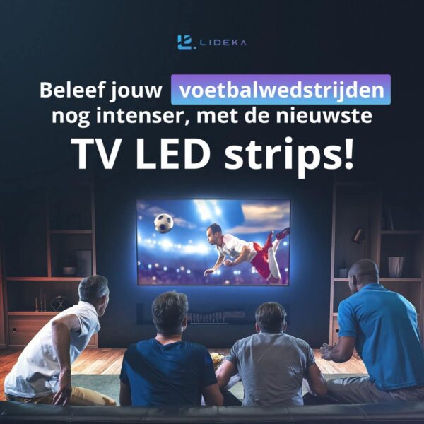 Mannen kijken voetbal met LED-strips op tv.