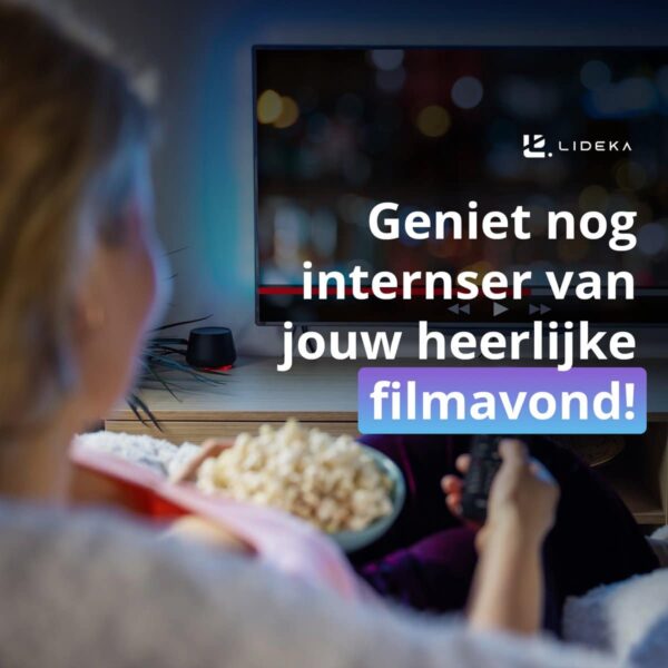 Persoon kijkt tv met popcorn en afstandsbediening.