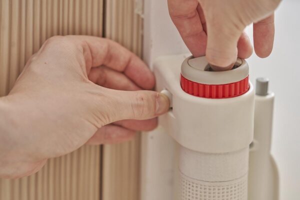 Radiator ontluchten met handbediende knop