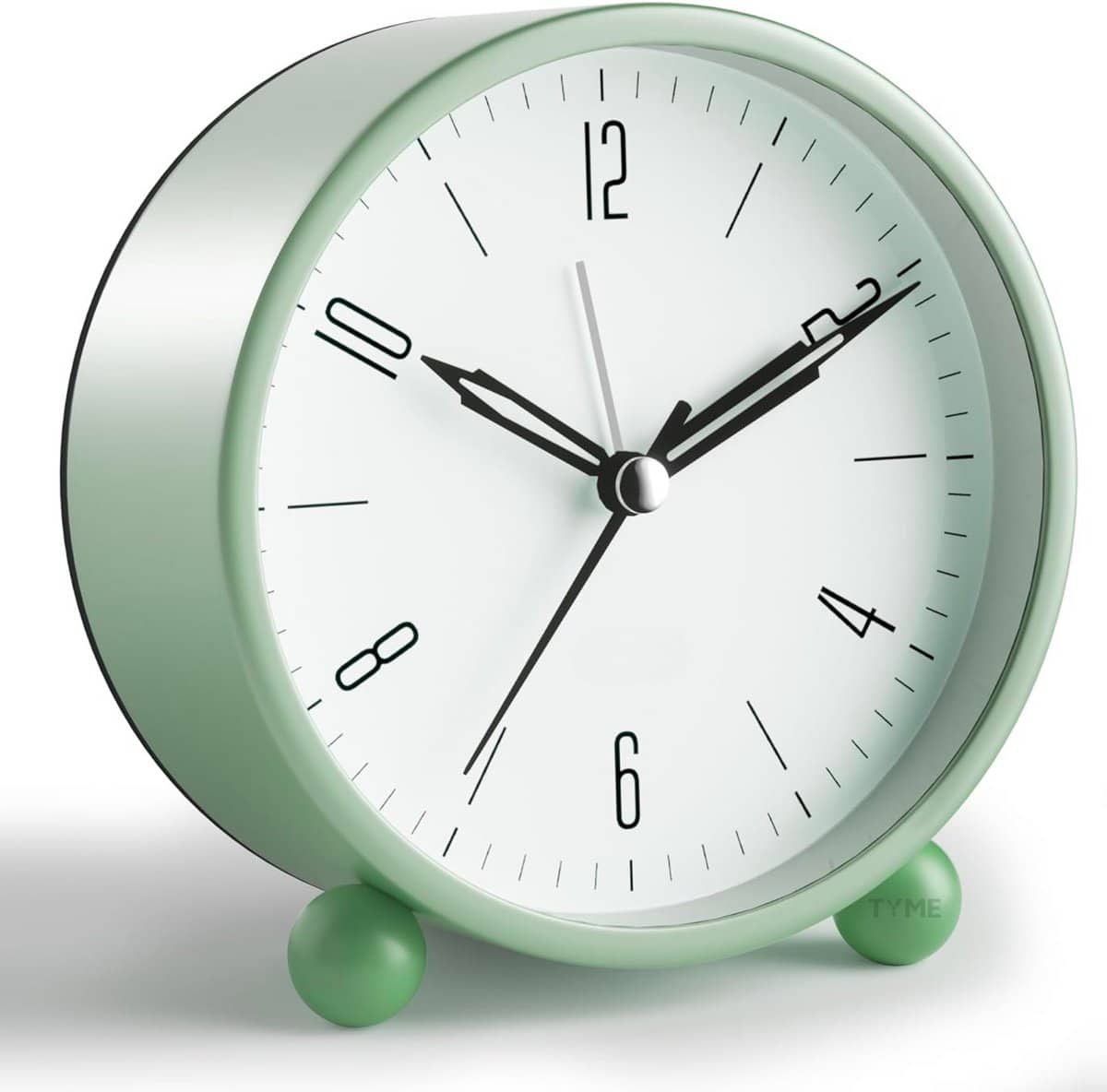 Groene analoge tafelklok met witte wijzerplaat.